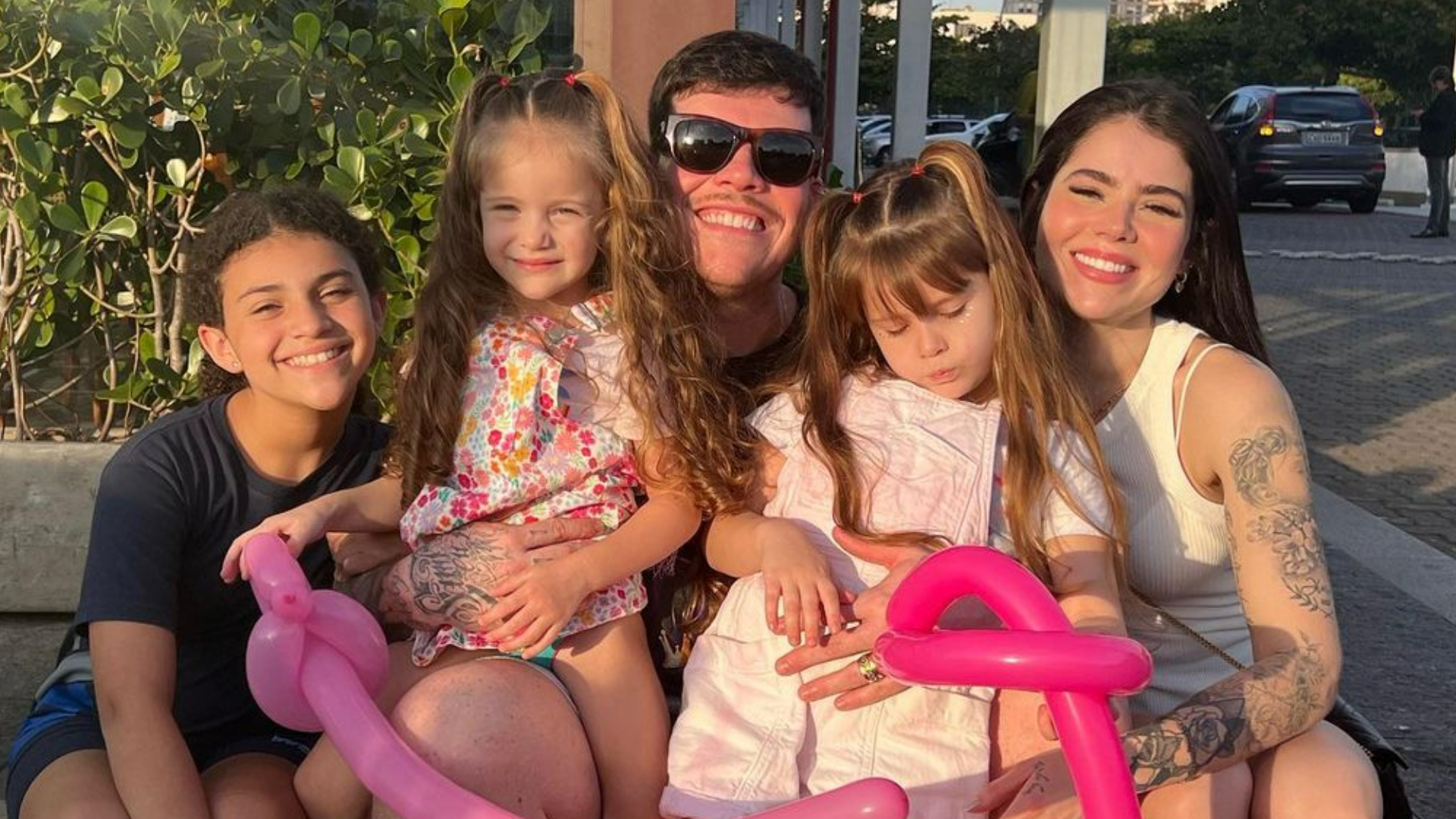 Thais Vasconcellos e Ferrugem fazem registros especiais ao lado das filhas