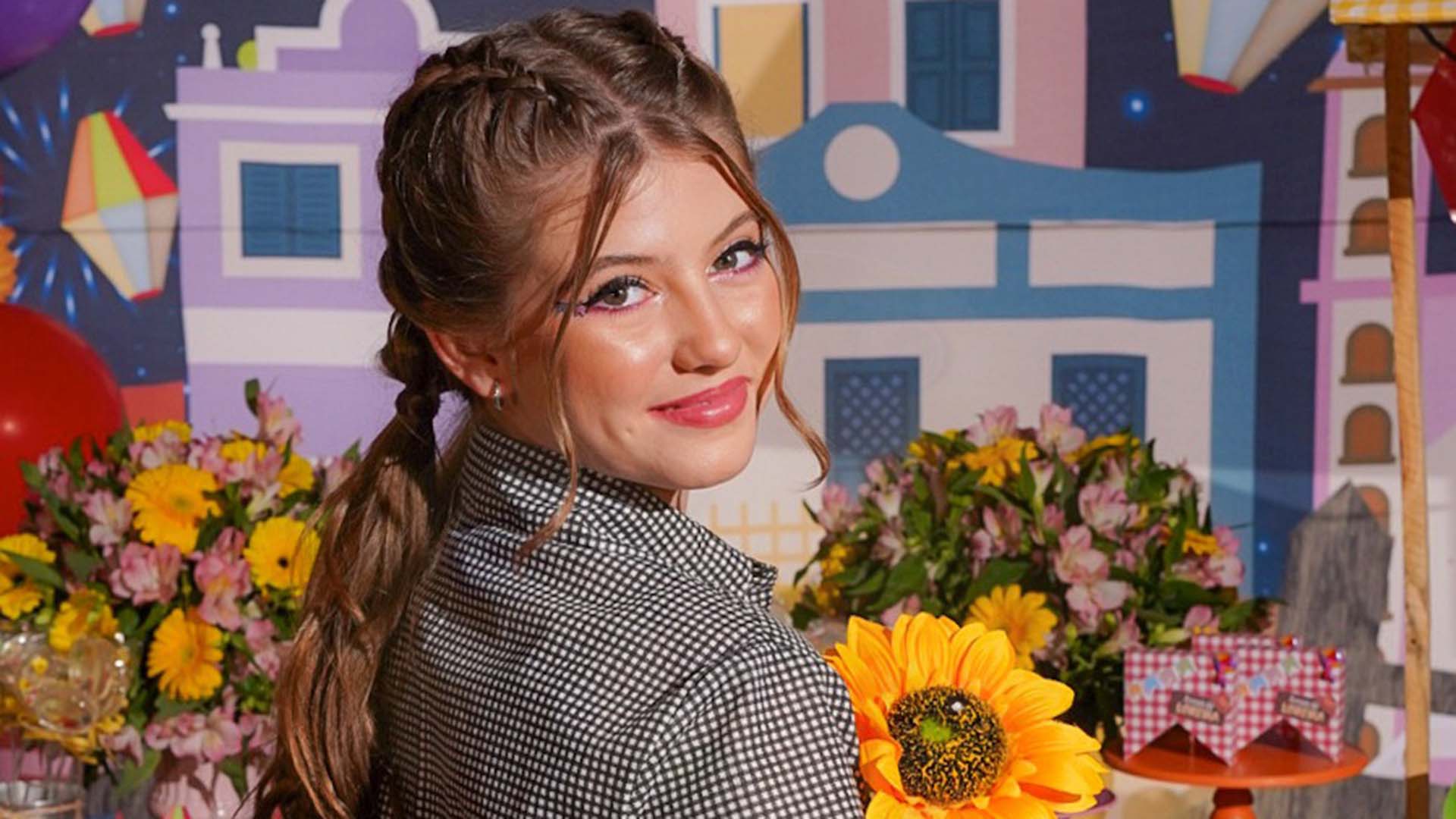 Lorena Queiroz faz festa de São João na casa de sua avó