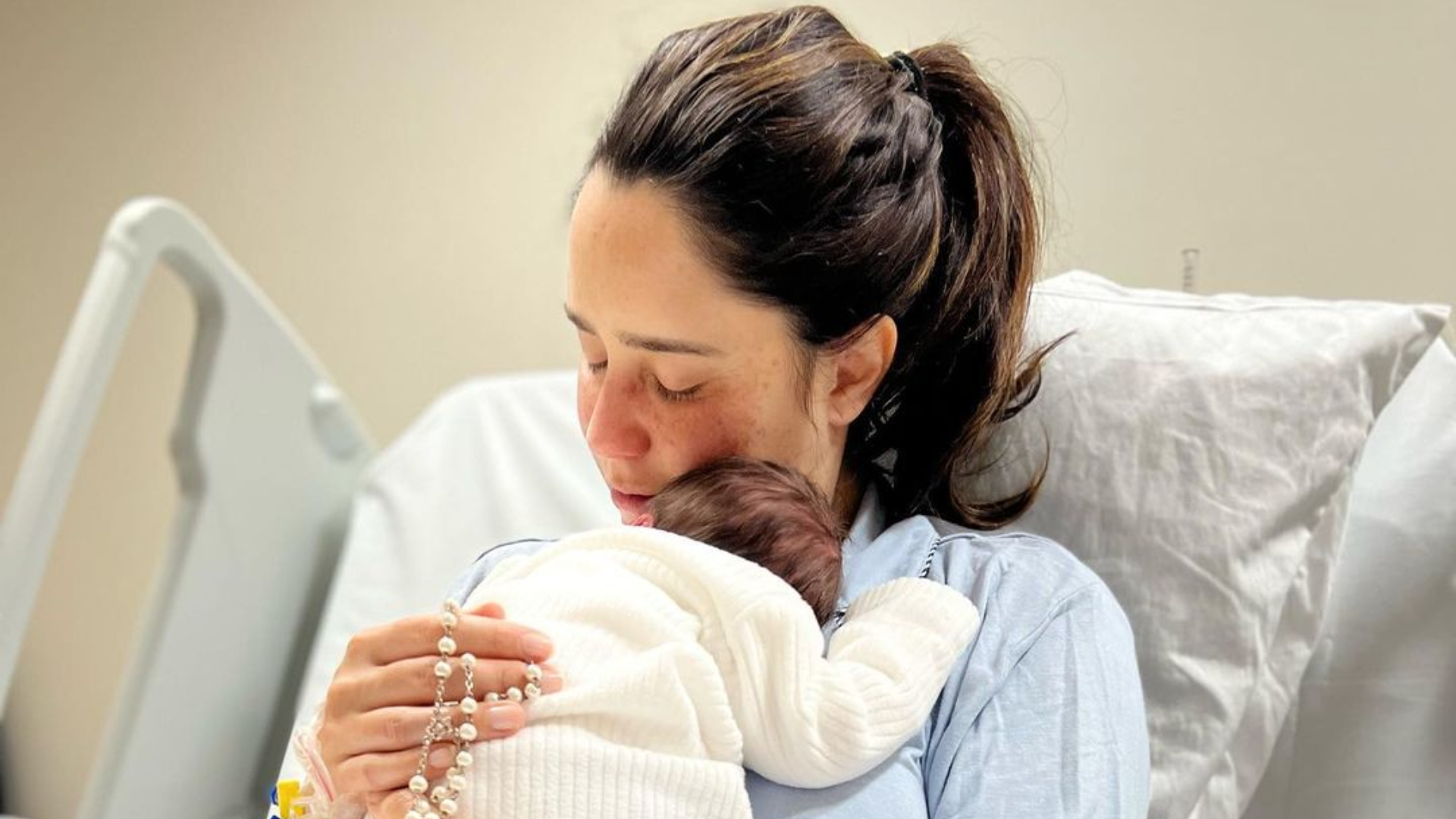 Fernanda Vasconcellos curte momento especial com o filho de 10 dias