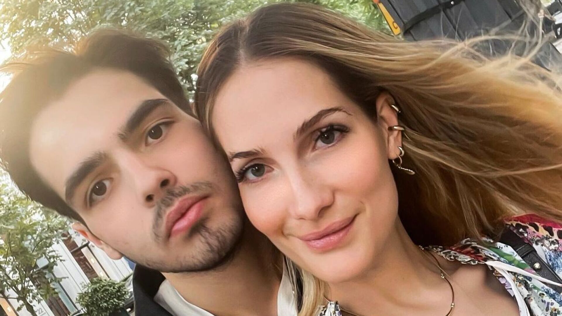 Filho de Faustão surge em clima de romance com a namorada em Paris