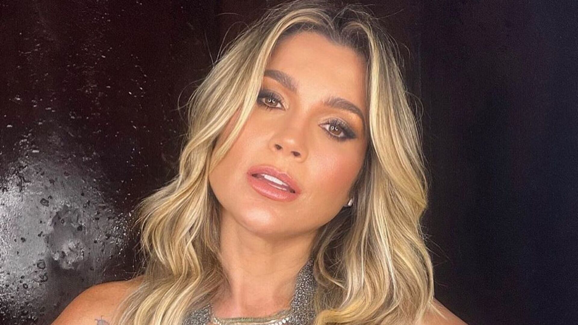 De barriga de fora, Flávia Alessandra esbanja estilo em parque nos EUA