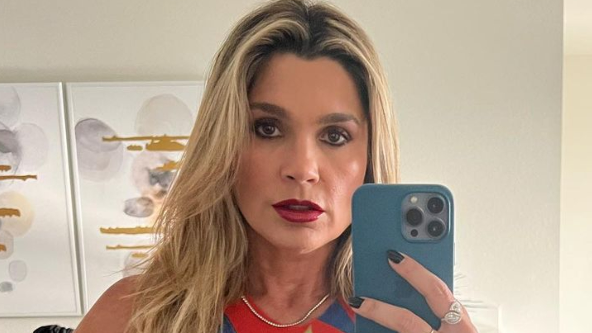 Flávia Alessandra elege vestido transparente para curtir passeio com a família
