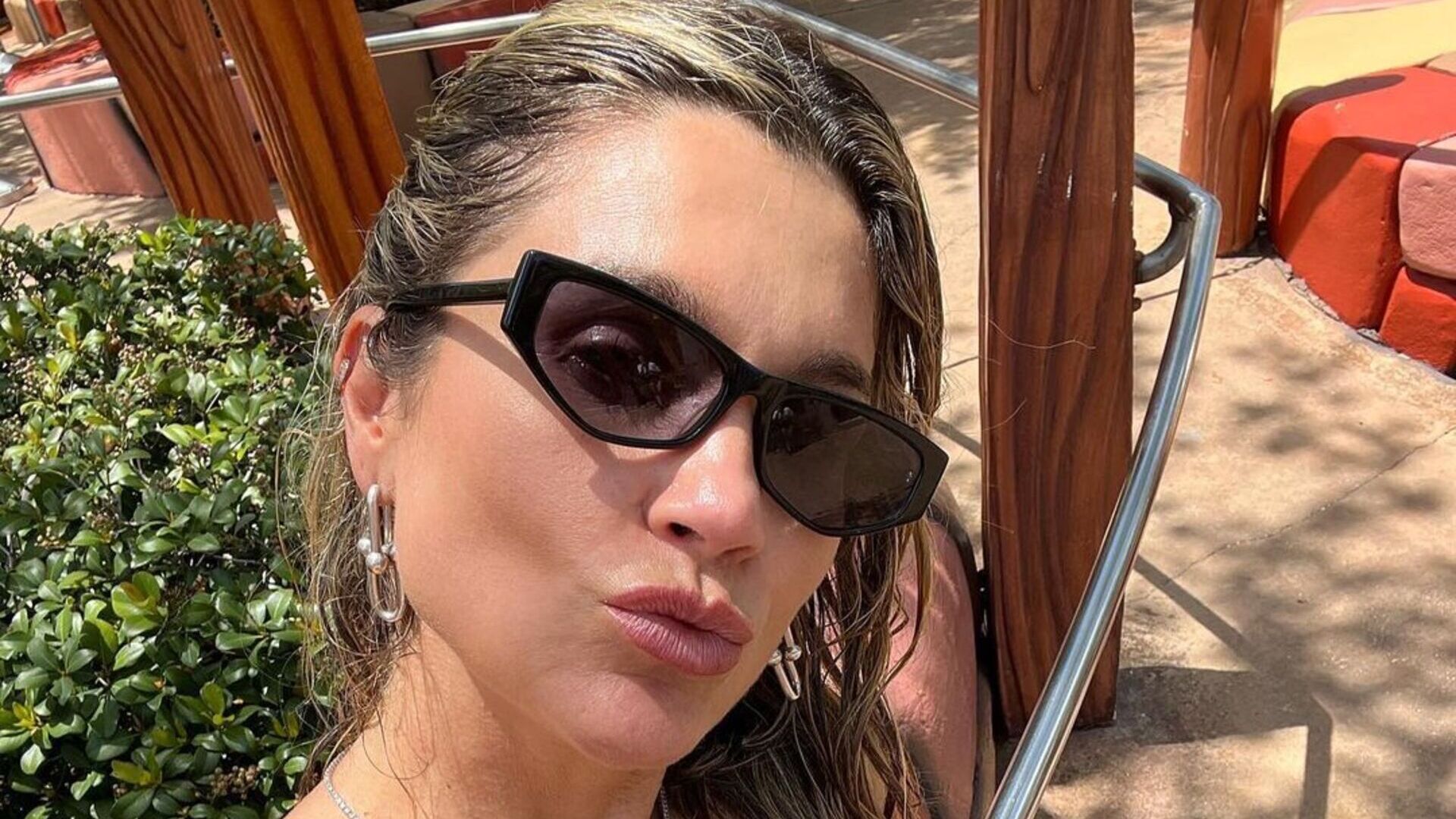 De shortinhos, Flávia Alessandra surge arrasadora em parque de diversão