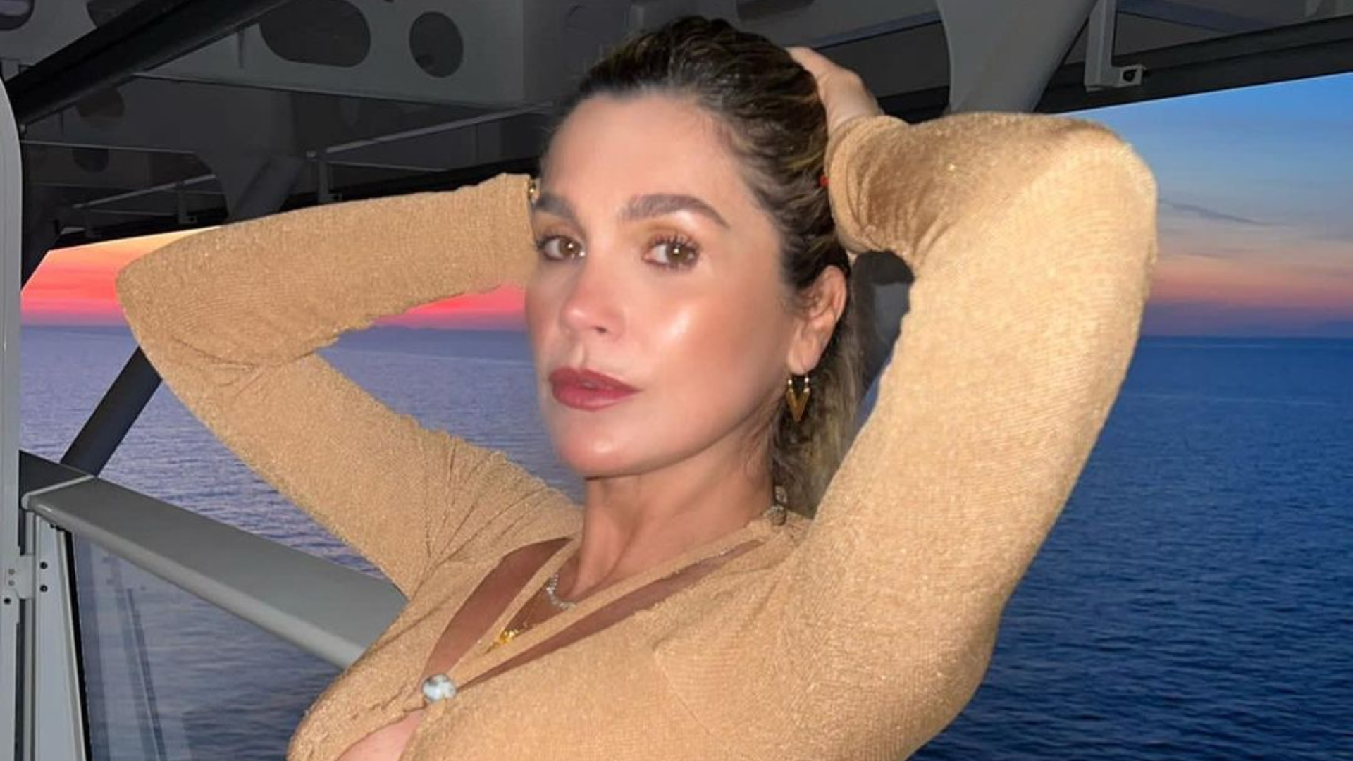 De shorts e camiseta amarrada, Flávia Alessandra curte passeio em parque de diversões