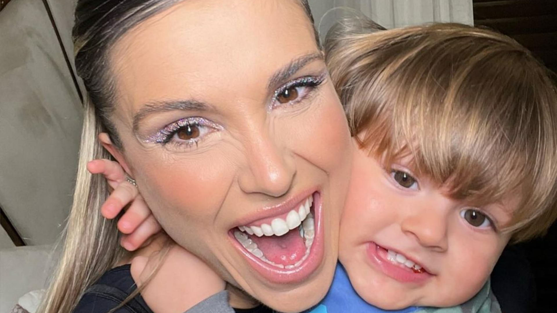 Flávia Viana embarca com o filho, Gabriel, para viagem de férias: ”Encontrar o papai e a irmã em Orlando”