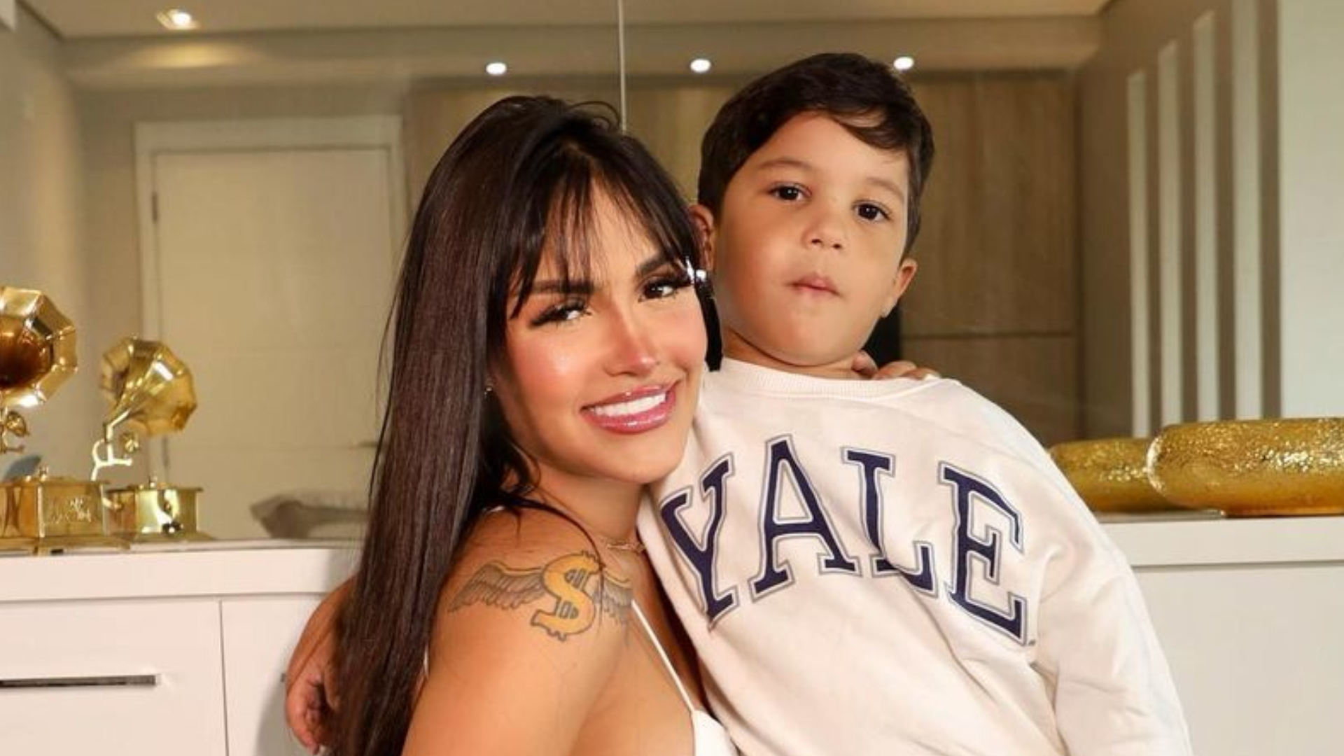 Ex-BBB Flay abre álbum de fotos de viagem com o filho para Fortaleza