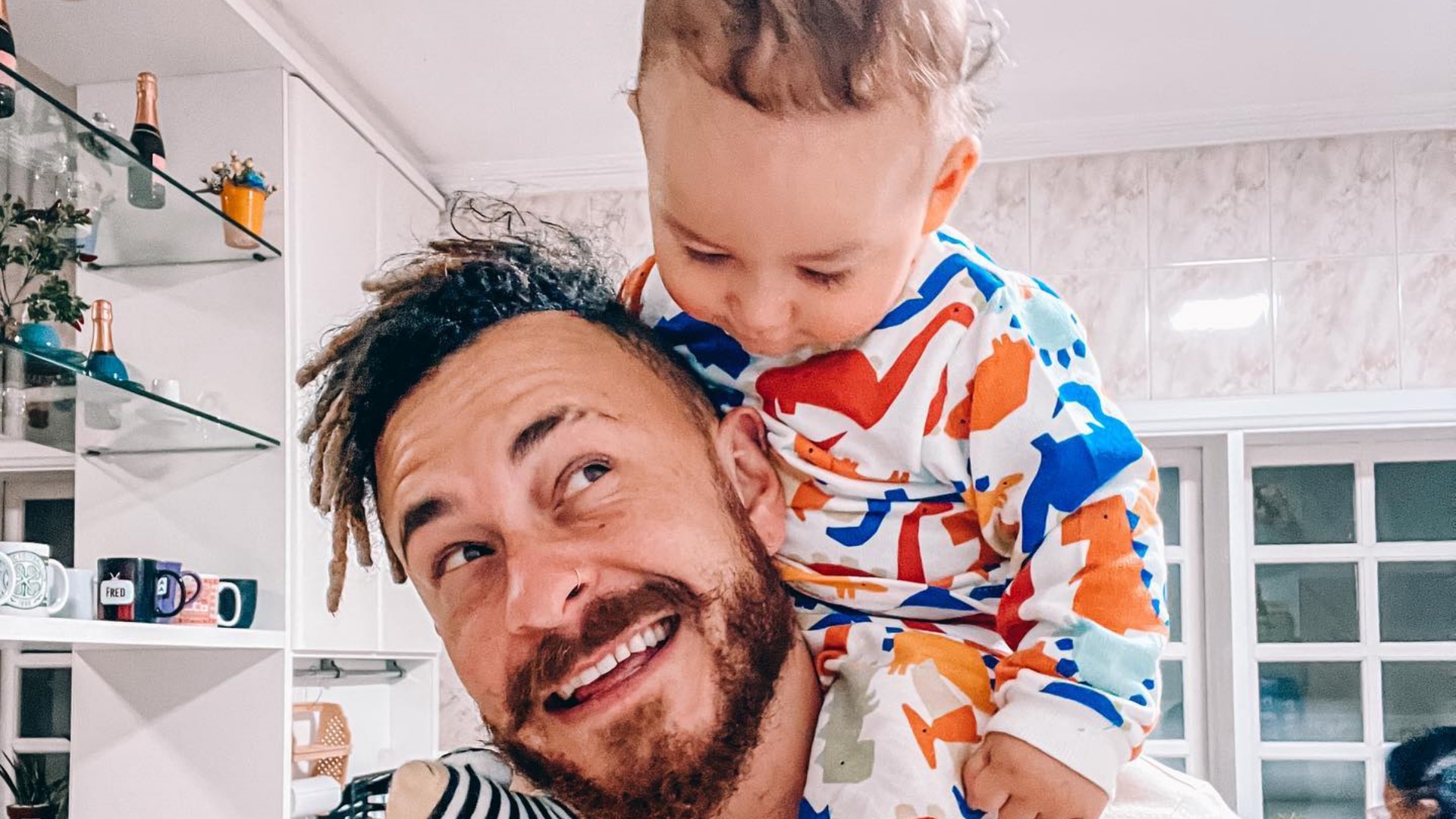 Fred se declara no aniversário do filho, Cris: “Sempre muito mágico”