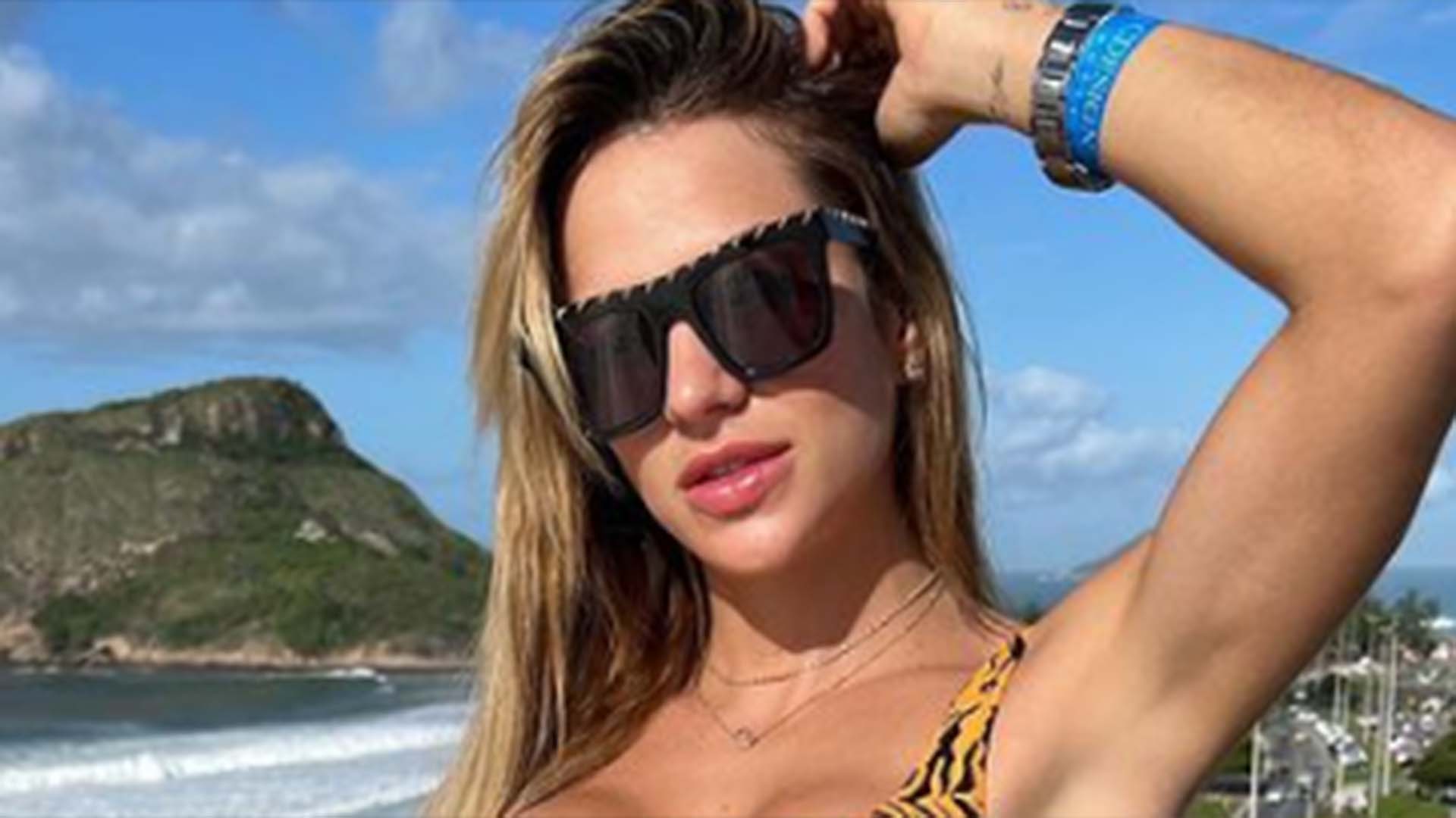 Gabi Martins exibe o bronzeado perfeito ao usar biquíni de fita adesiva