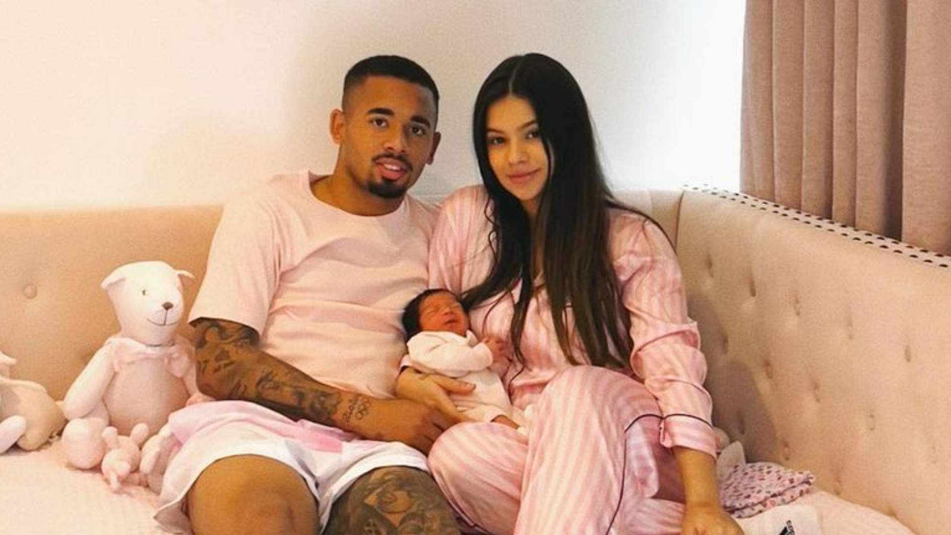 Gabriel Jesus e namorada fazem festinha para celebrar 2 meses da filha: ”Amor das nossas vidas”