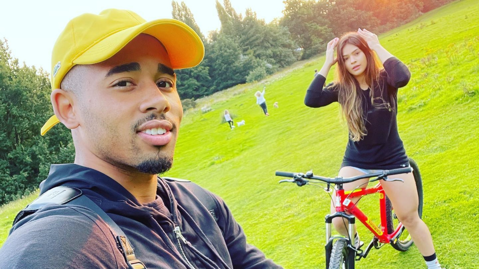 Gabriel Jesus e Raiane Lima celebra 1 ano de namoro e trocam declarações