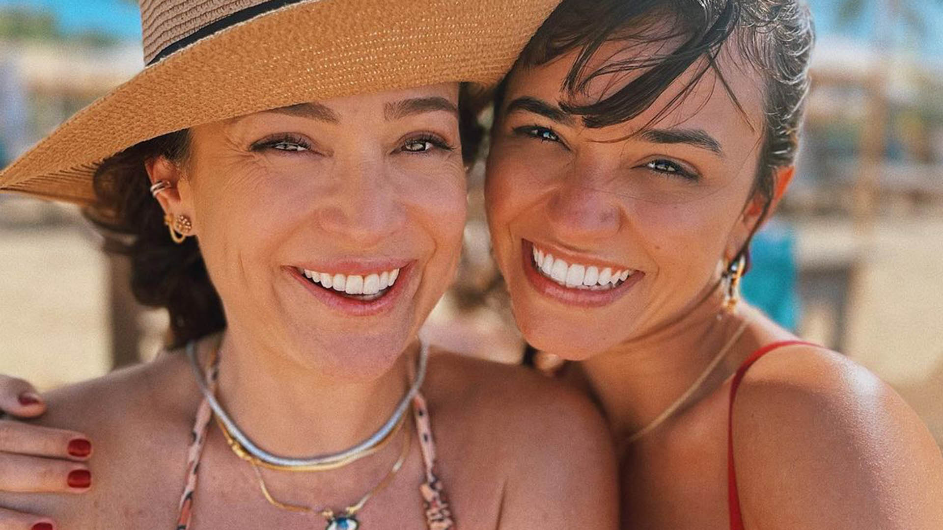De biquíni, Gabriela Duarte curte dia na praia com a cunhada, Talita Younan