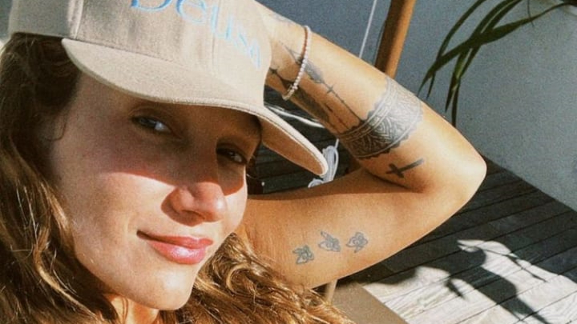 Gabriela Pugliesi faz topless e exibe barrigão de grávida