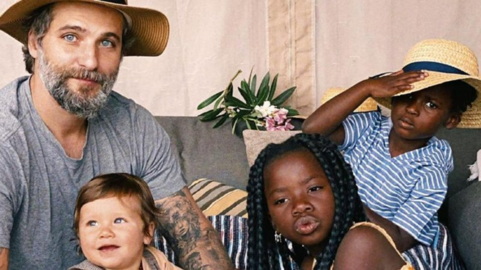 Em podcast, Bruno Gagliasso se emociona ao falar sobre racismo e a criação de seus filhos