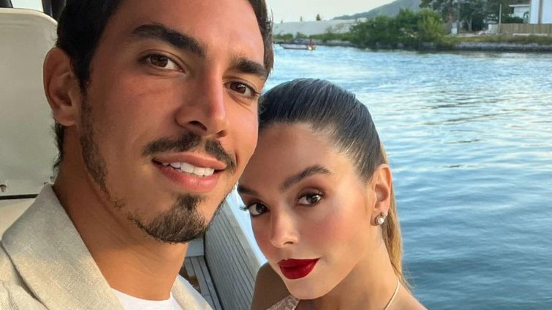 Giovanna Lancellotti beija muito na festa de aniversário do namorado: ”Celebrando”