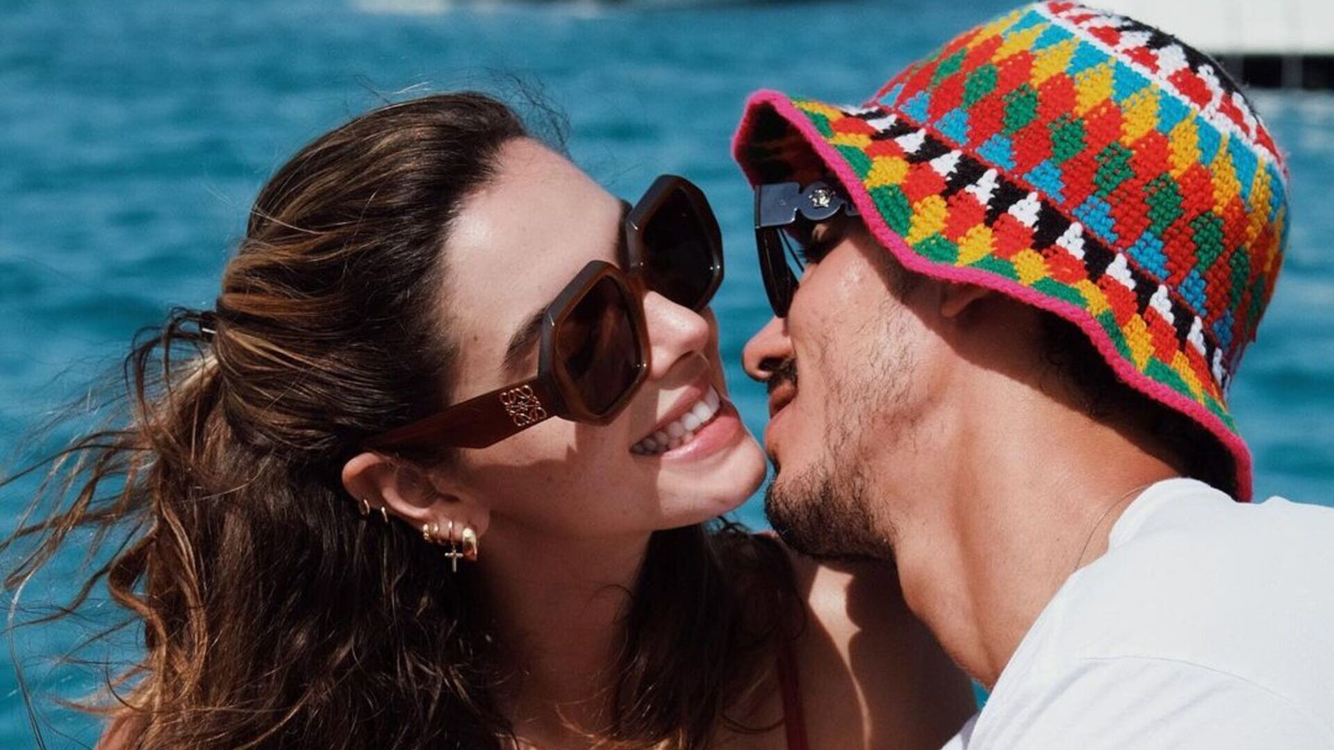 Em barco, Giovanna Lancellotti troca carícias quentes com o namorado