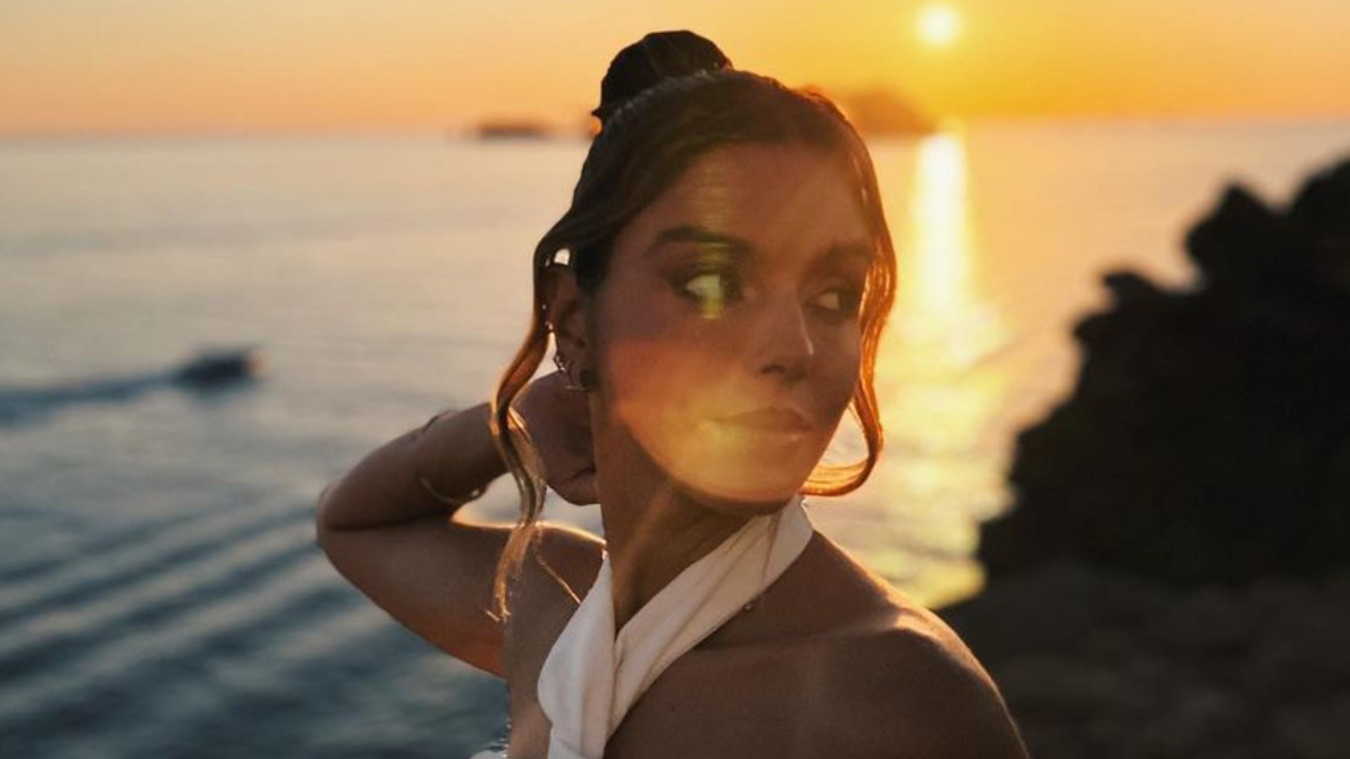 Giovanna Lancellotti esbanja beleza ao posar diante do pôr-do-sol em Ibiza