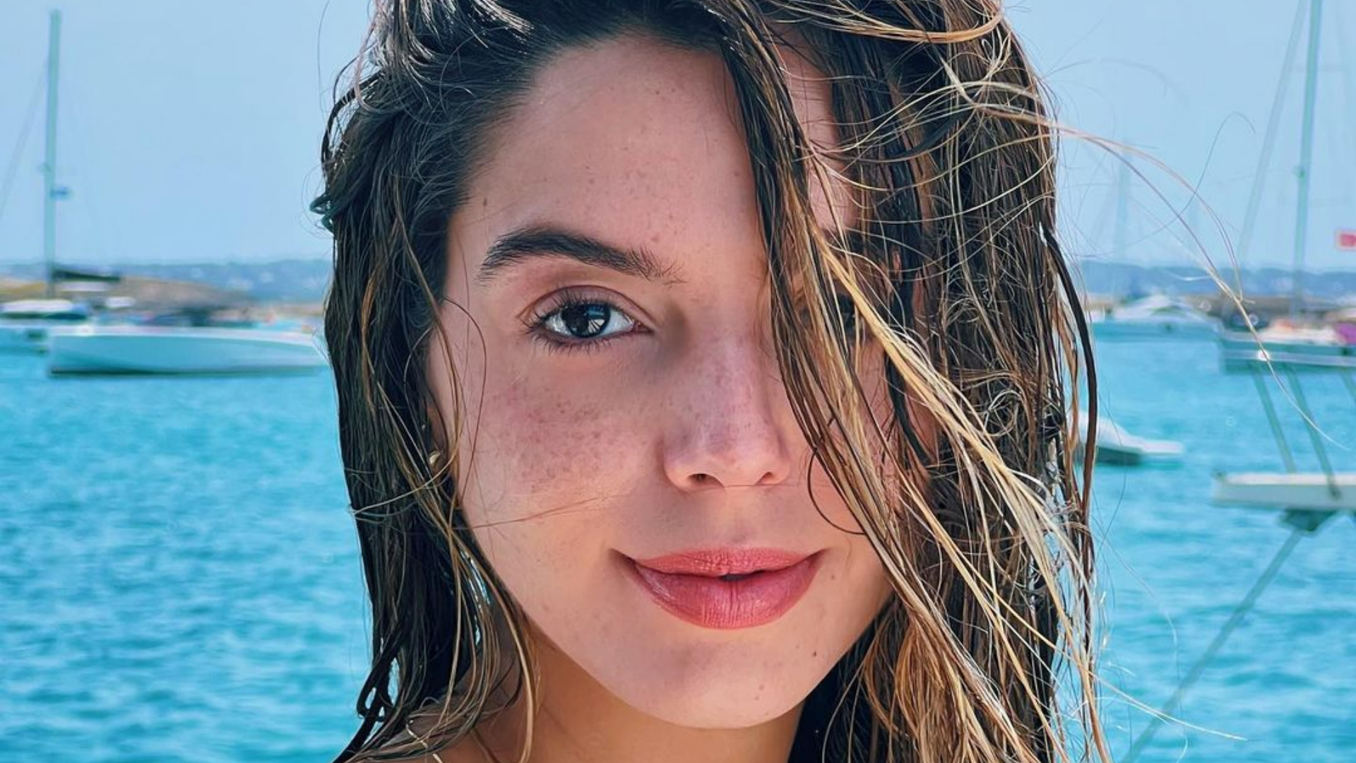 Giovanna Lancellotti abre álbum de fotos de sua viagem por Ibiza