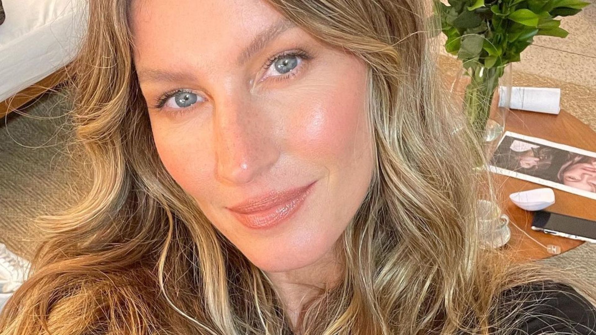 De costas, Gisele Bündchen esbanja beleza ao aparecer de biquíni