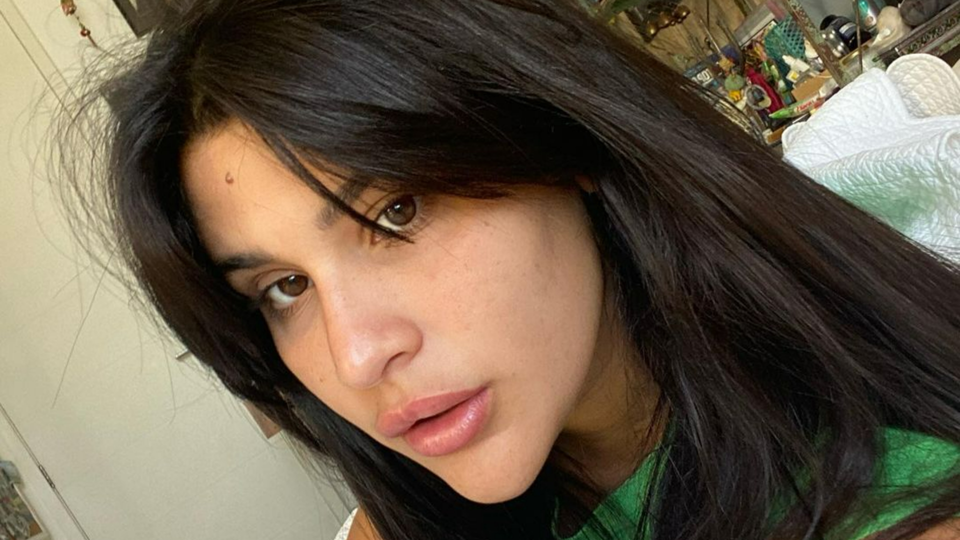 Giulia Costa curte passeio em prédio espelhado de Nova York