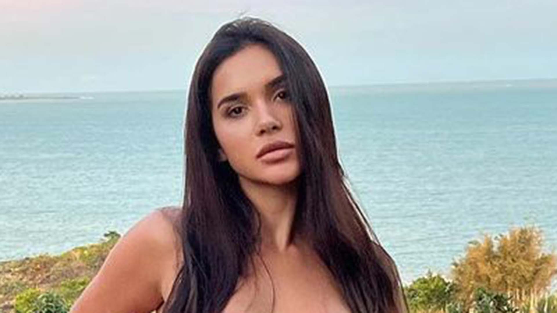 Ex-BBB Gizelly Bicalho surge de biquíni após perder 15 kg