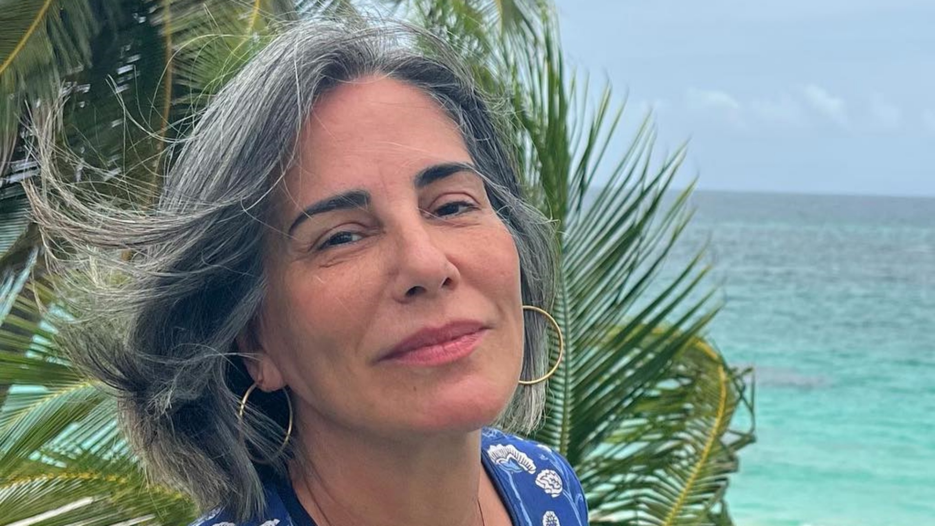 Aos 58 anos, Gloria Pires impressiona com beleza natural em meio à natureza: ”Maravilhosa”