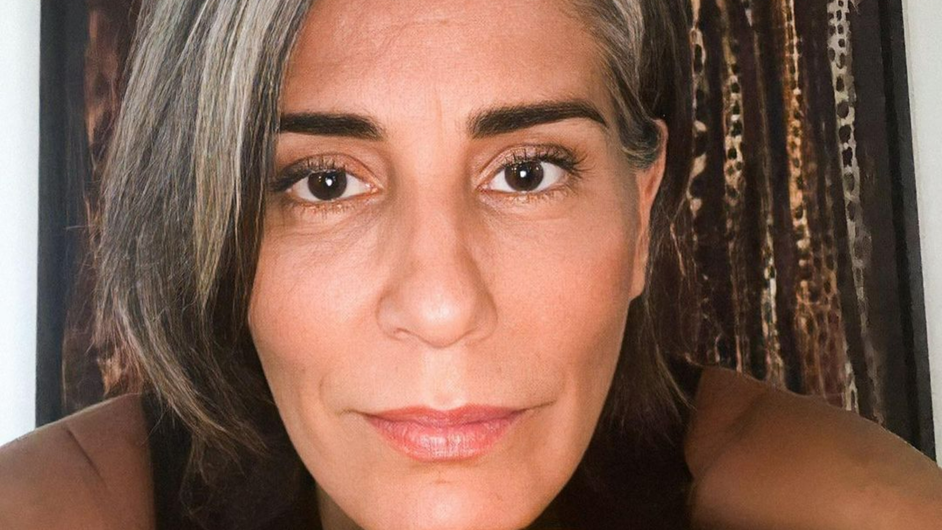 Gloria Pires esbanja beleza na web ao publicar selfies arrasadoras: ”Sua maravilhosa!”