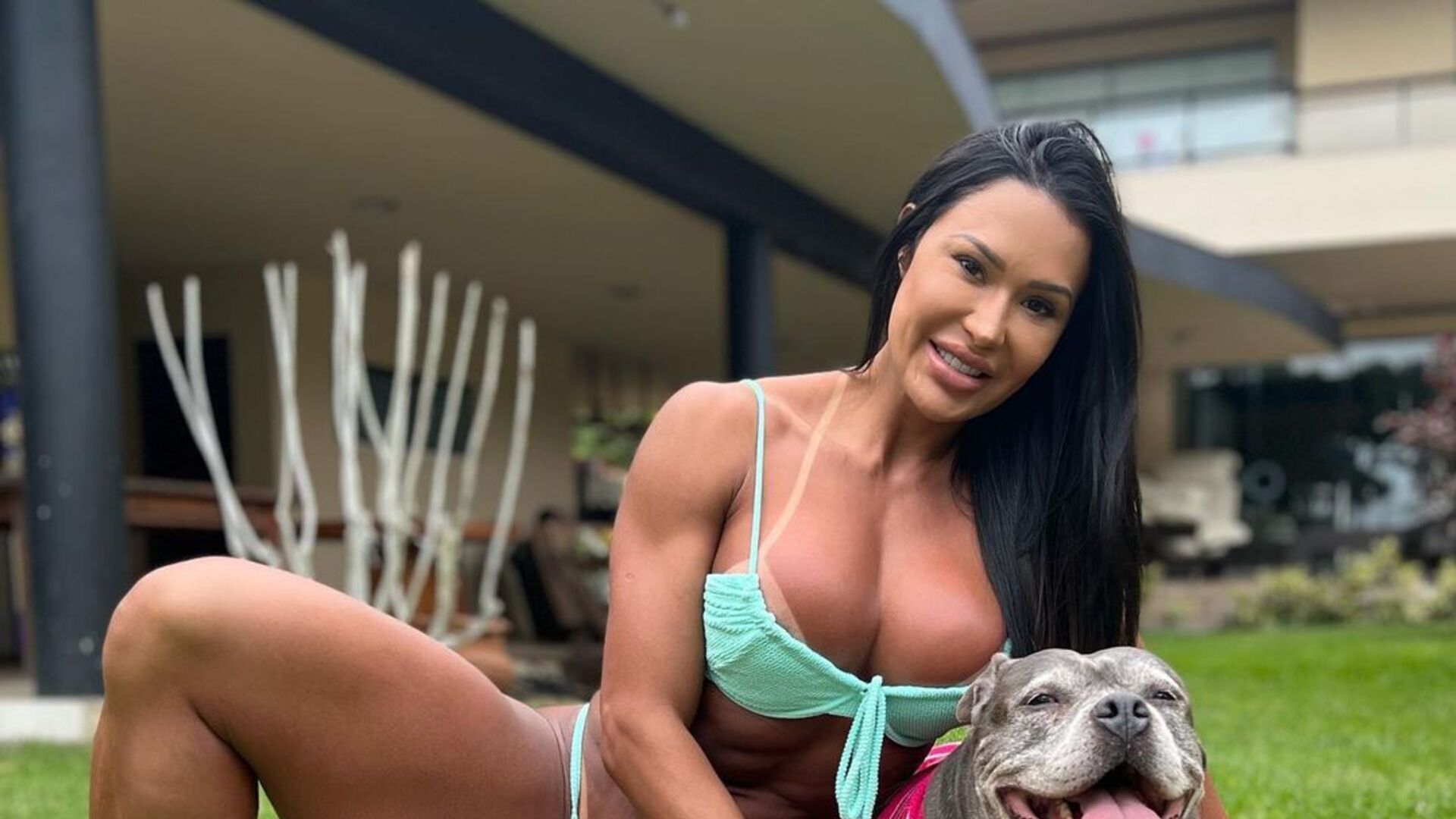De calcinha e top, Gracyanne Barbosa esbanja corpaço ao dançar no pole dance