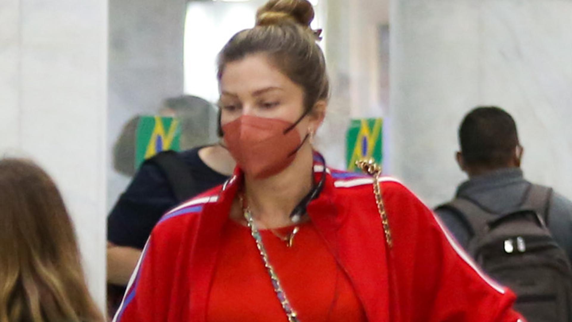 Grazi Massafera é flagrada com a filha, Sofia, em aeroporto