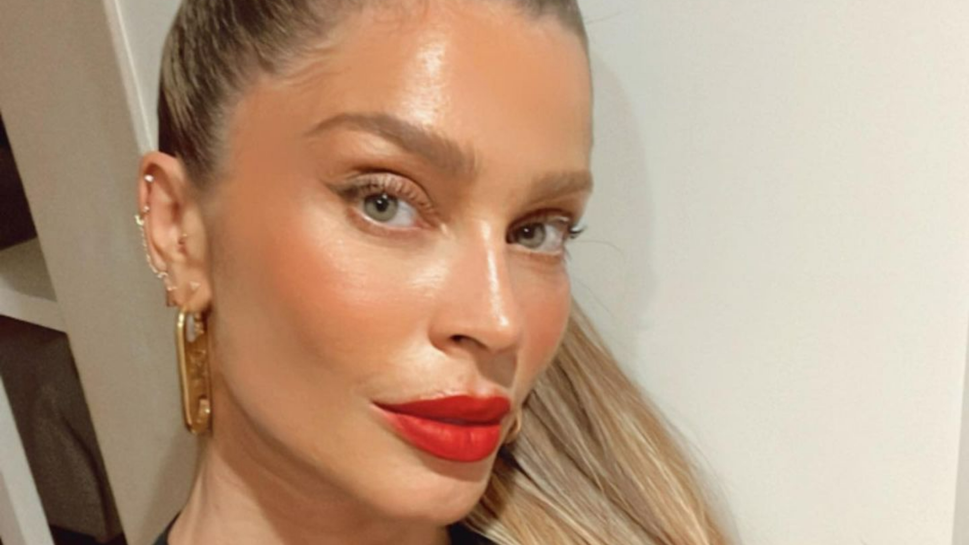 Grazi Massafera ostenta bumbum perfeito ao surgir com look transparente: ”Que mulher!”