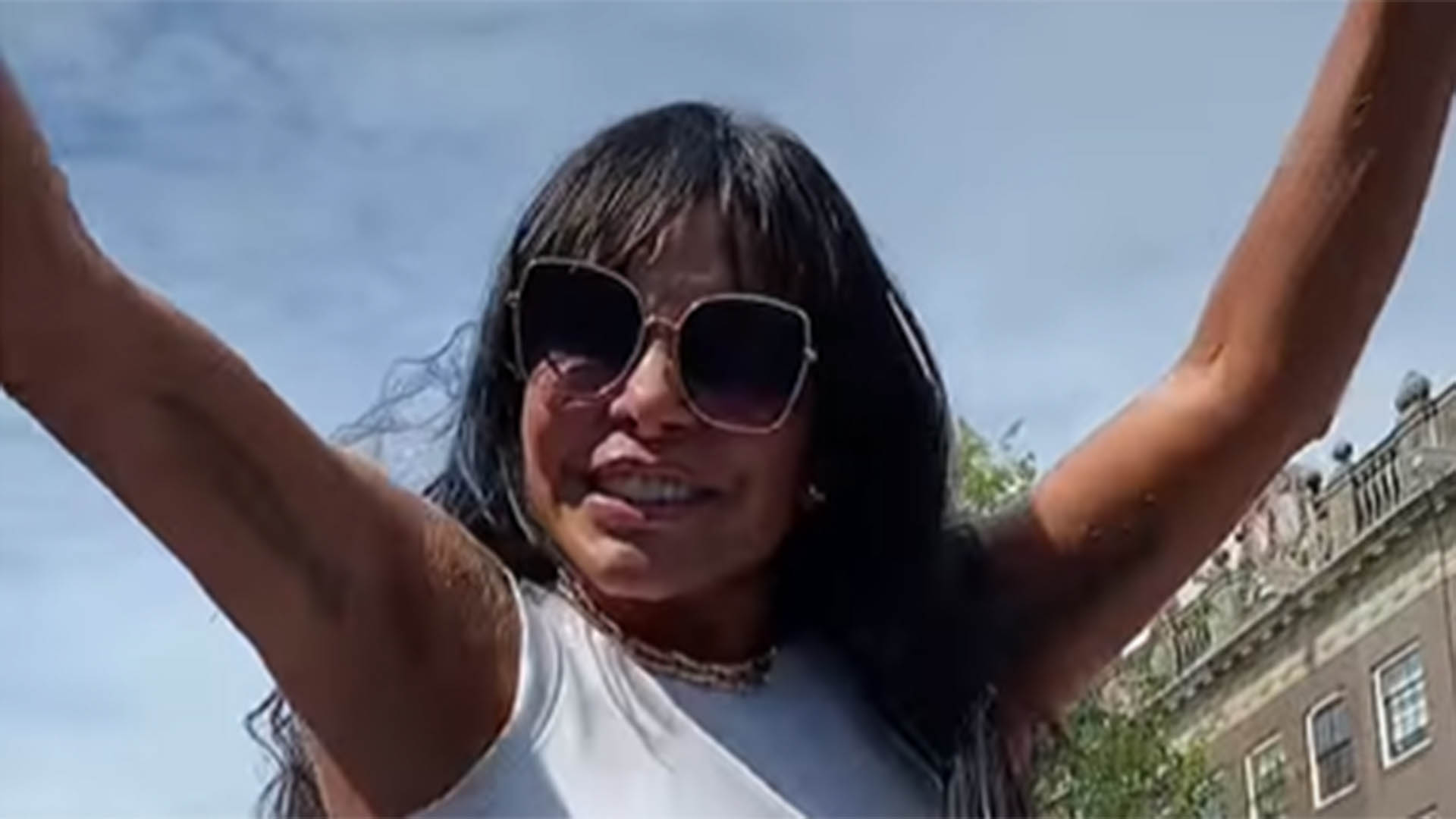 Com look curtinho, Gretchen arrasa ao rebolar em vídeo especial