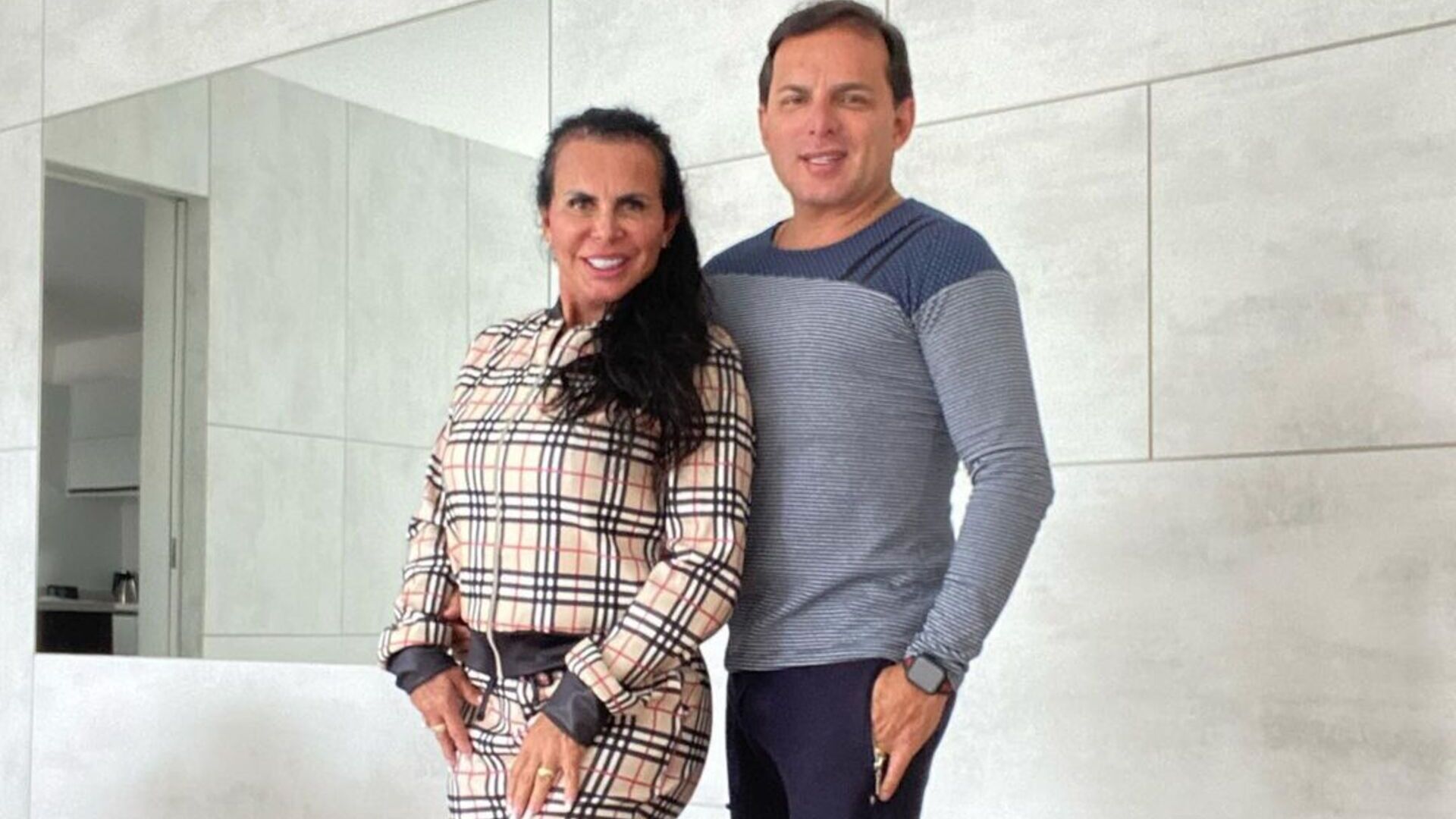 De shortinhos, Gretchen dança com o marido e exibe troca de mão boba