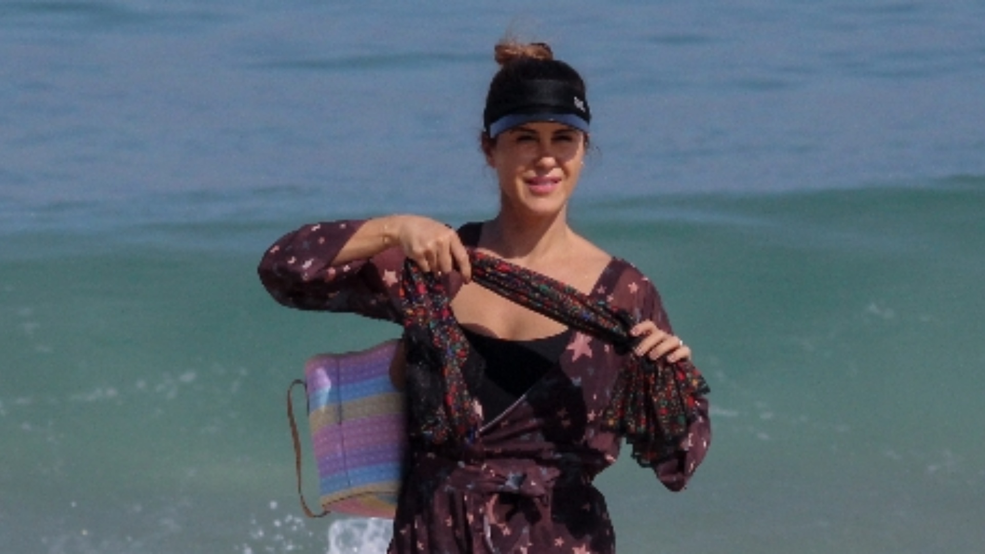 Guilhermina Guinle aproveita dia na praia ao lado da filha
