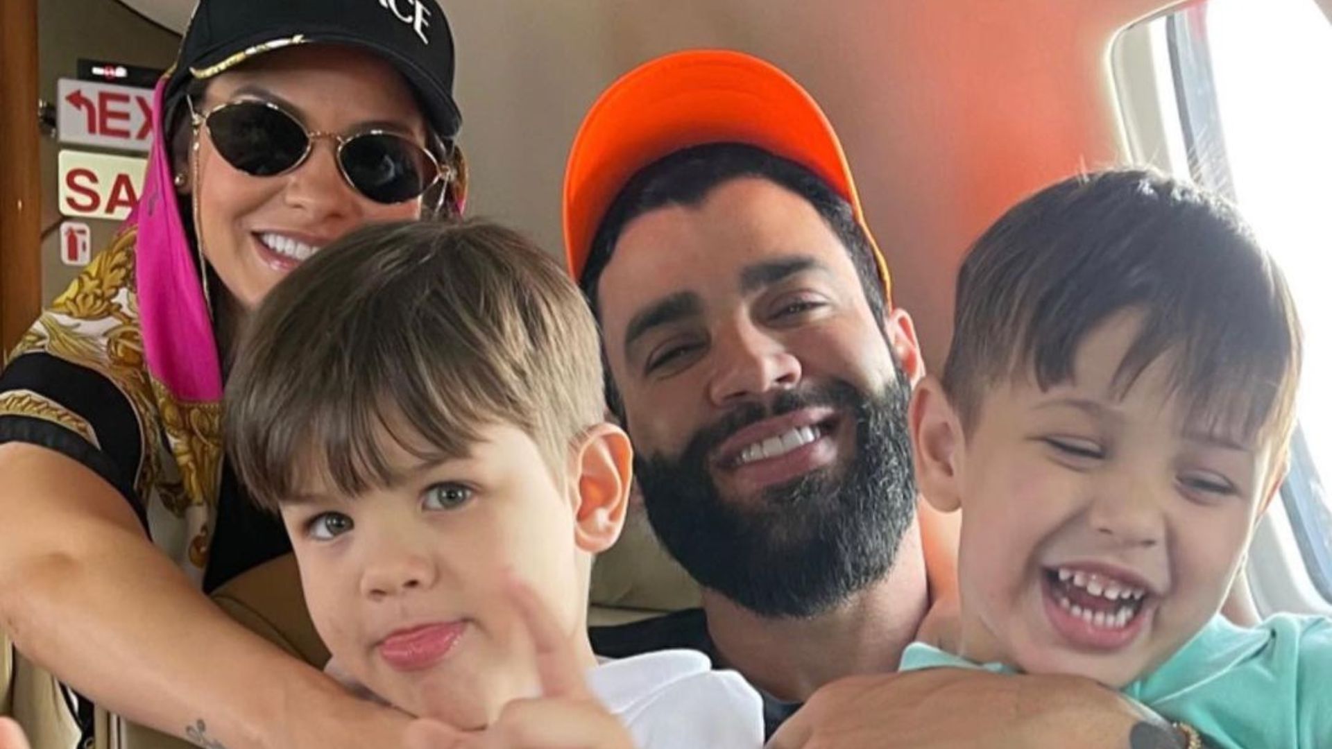 Gusttavo Lima e Andressa Suita encantam a web com foto ao lado dos filhos Gabriel e Samuel