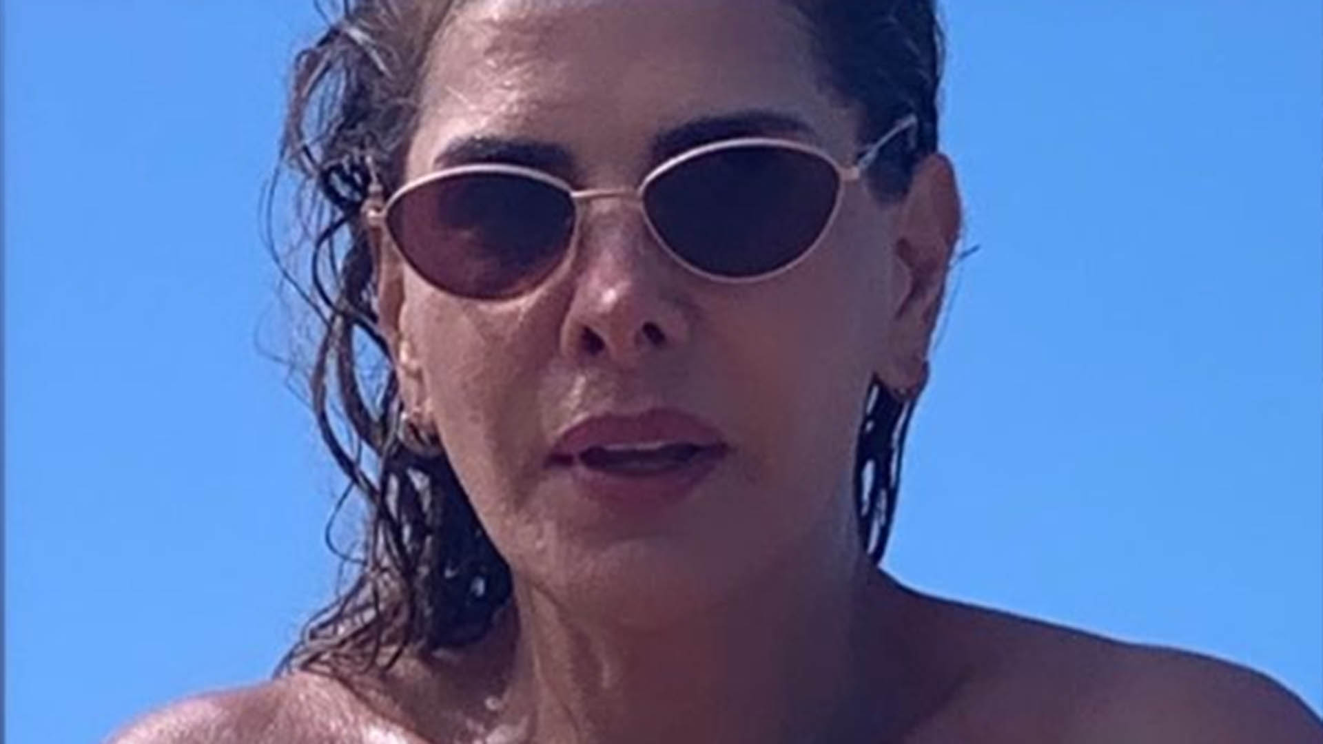 Aos 54 anos, Helena Fernandes arrasa em fotos só de biquíni