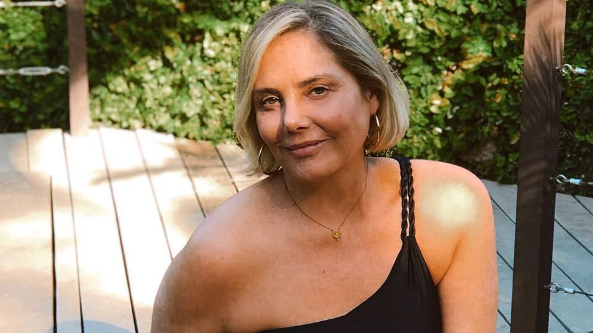 De maiô, Heloisa Périssé curte dia de sol na piscina: “Linda”