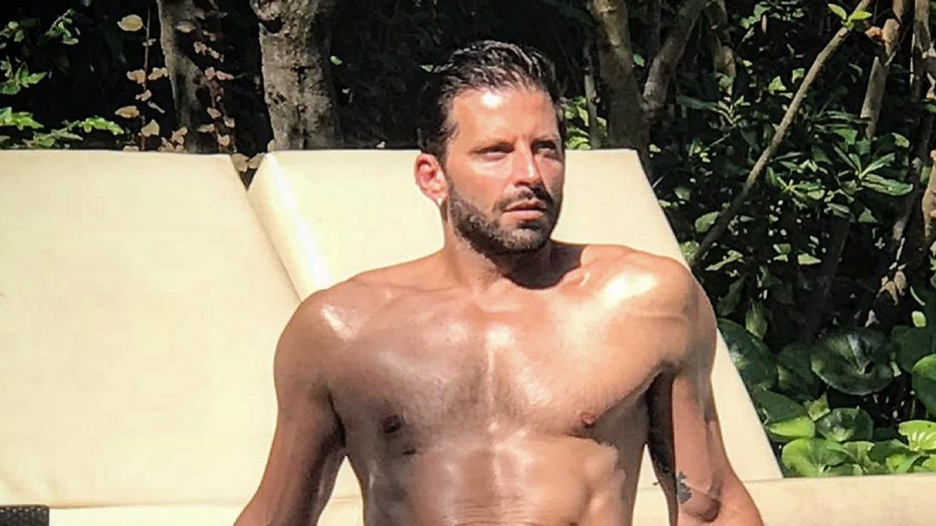 Henri Castelli exibe corpo sarado ao postar cliques de sunga: “Deus grego”
