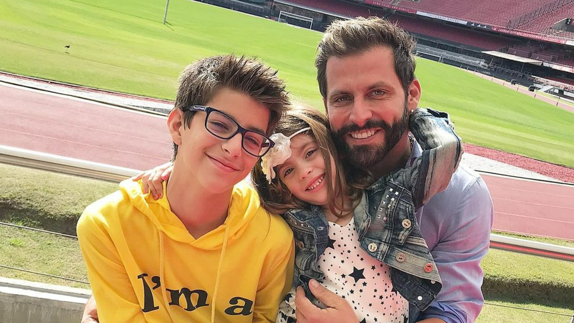 Henri Castelli surge coladinho aos filhos durante passeio em estádio de futebol: ”Dia dos Pais chegando…”