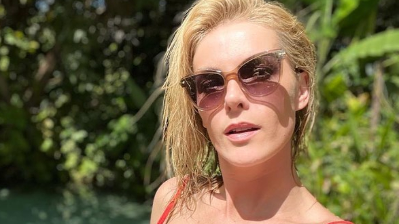 Ana Hickmann surge belíssima ao posar de biquíni vermelho durante viagem para o Jalapão
