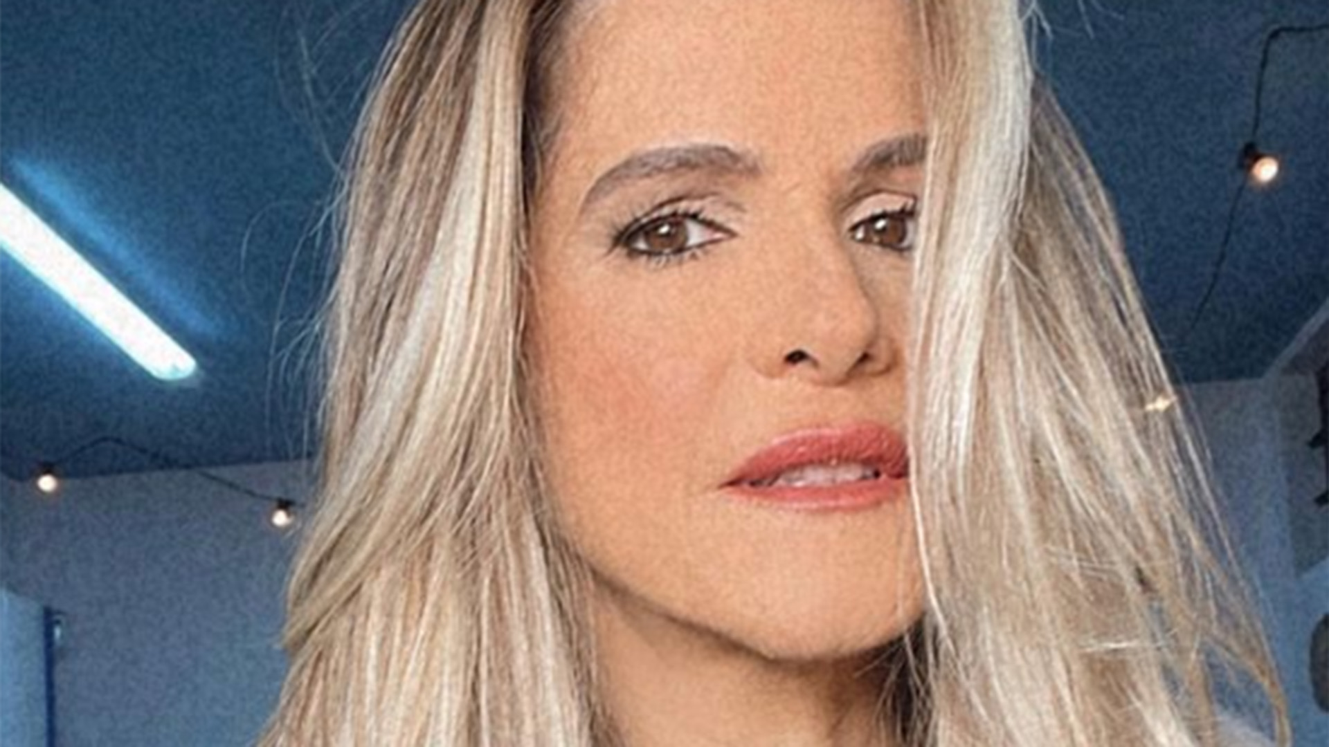 Ingrid Guimarães usa vestido com recortes estratégicos em sua festa de 50 anos