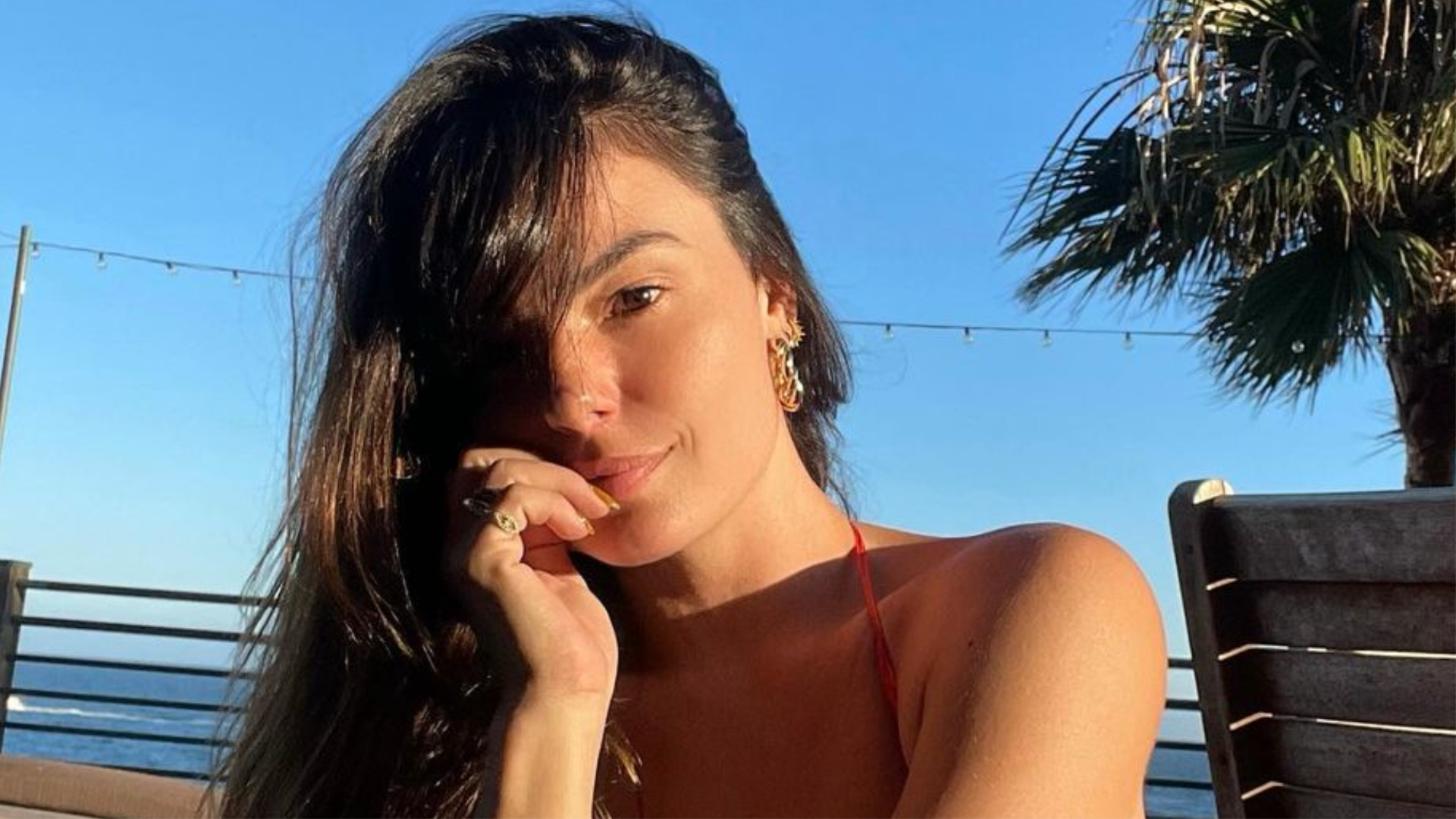 Isis Valverde exibe corpaço com look nude no litoral dos EUA: ”Uma sereia”