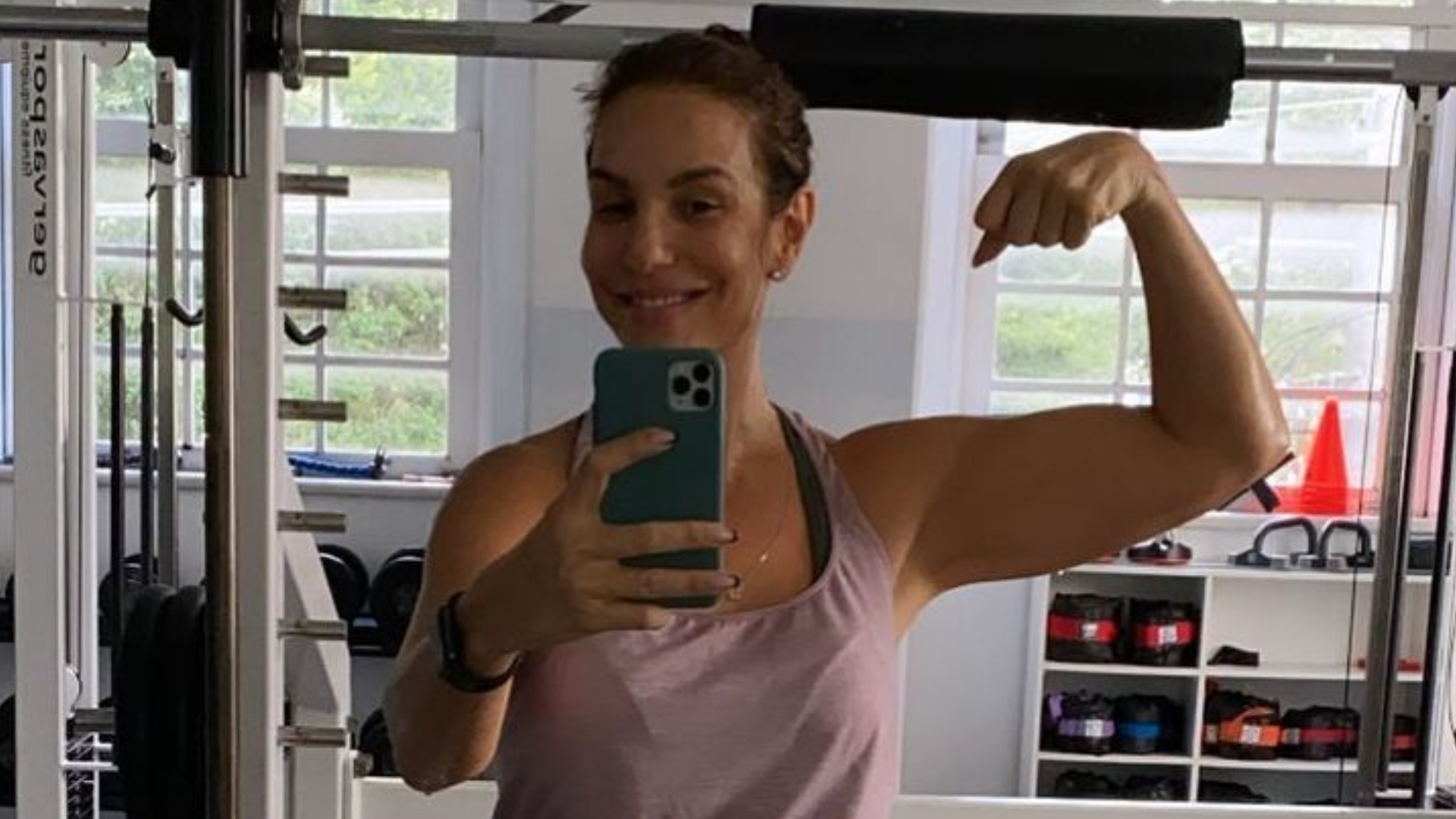 Nos Estados Unidos, Ivete Sangalo mostra treino pesado e dispara: ”Parar para quê?”