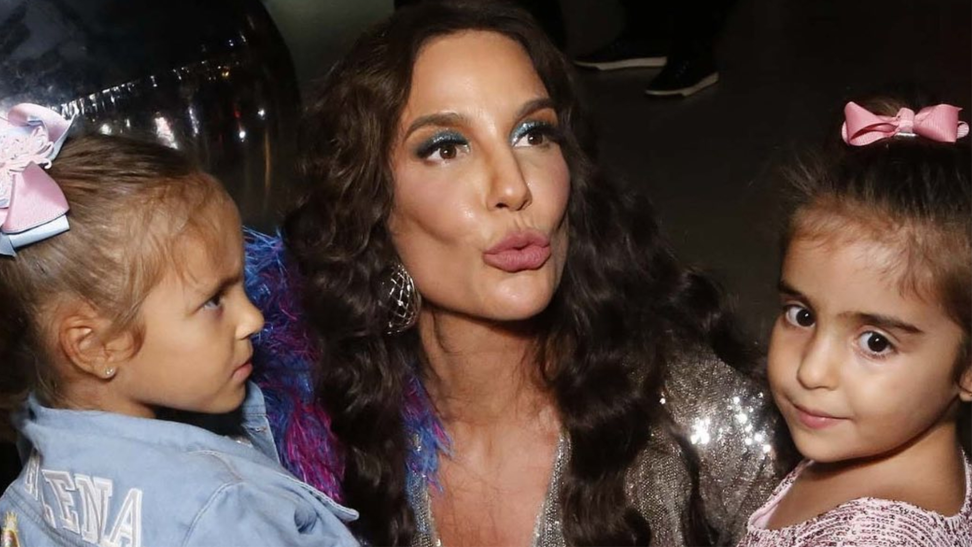 Filhas de Ivete Sangalo roubam a cena ao dançarem com a mãe no palco pela primeira vez