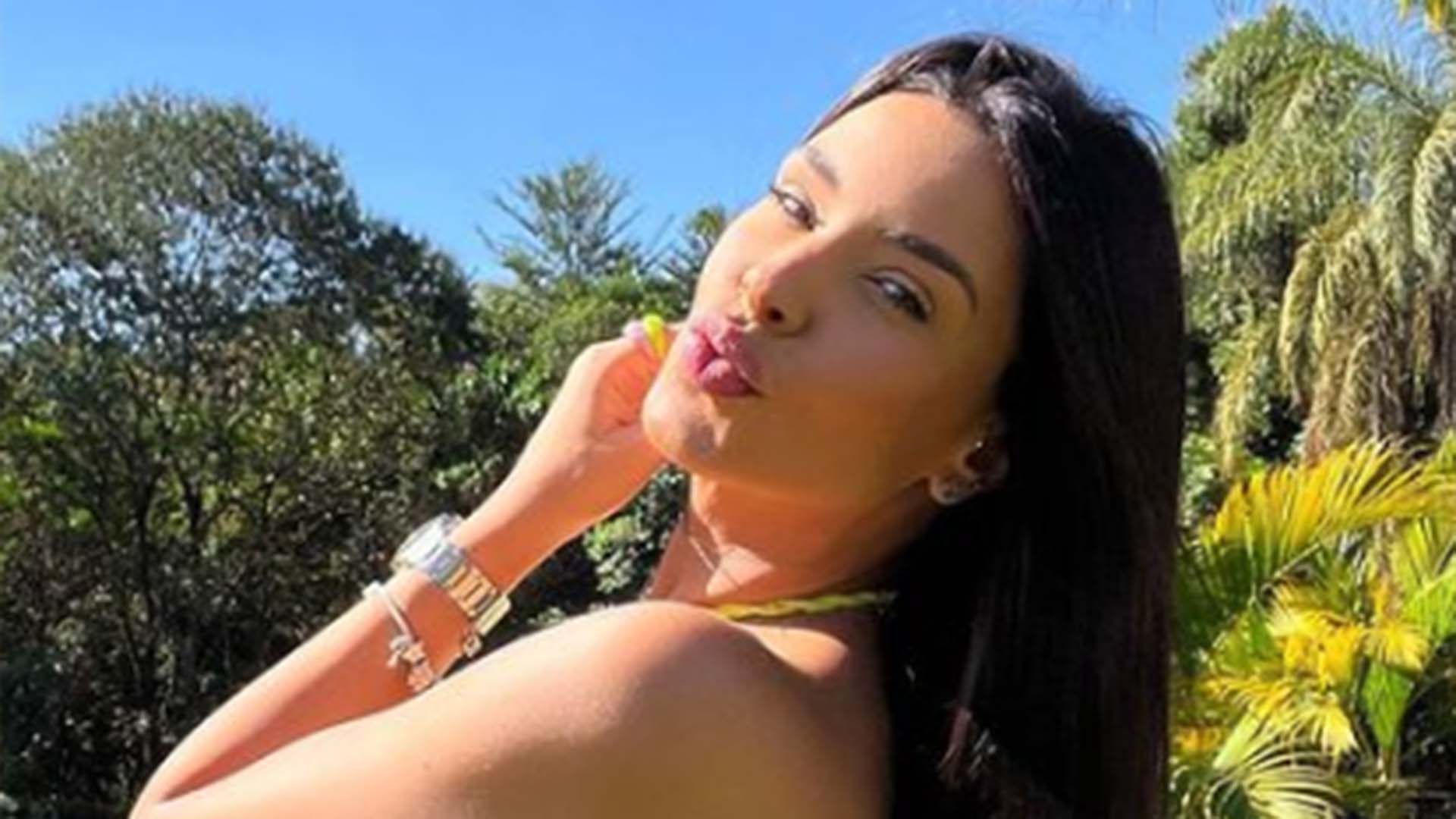 Ex-BBB Ivy Moraes exibe a barriguinha sarada em fotos de biquíni