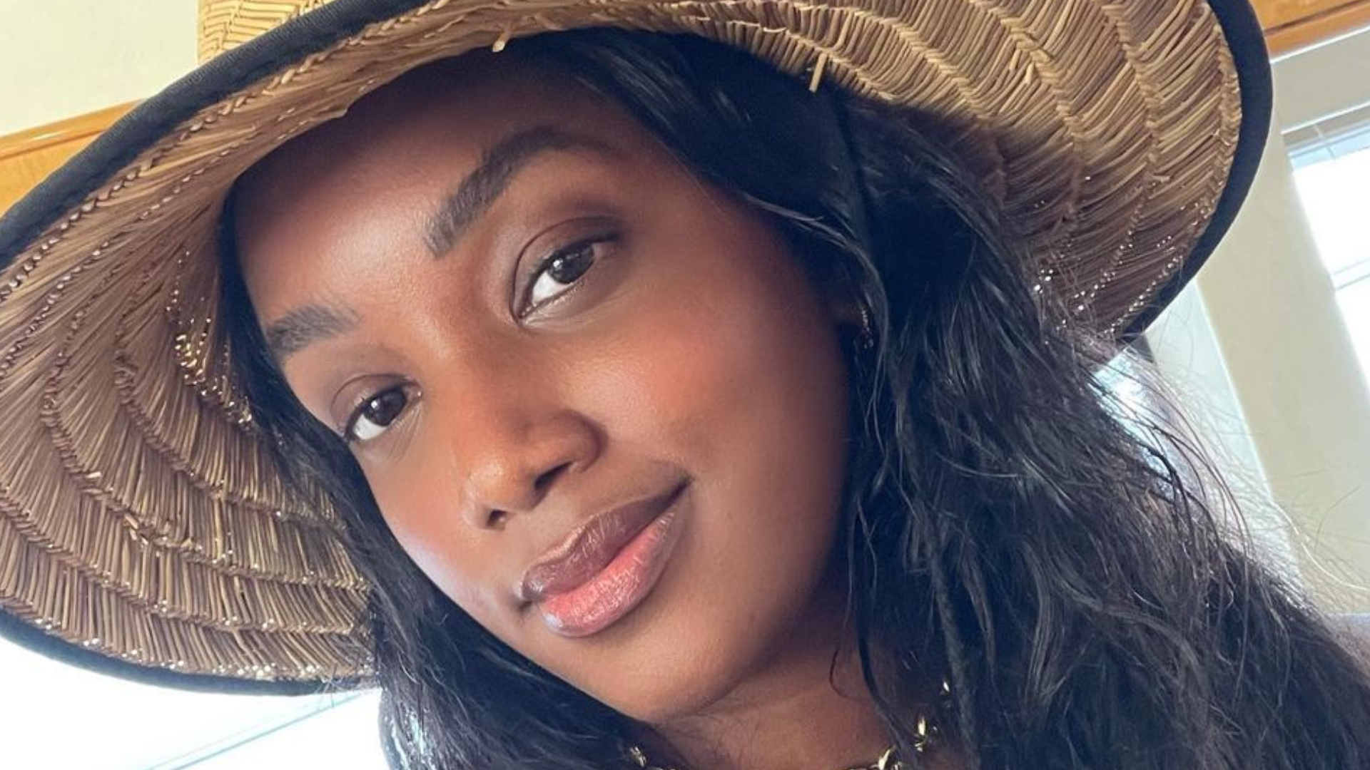 Iza ostenta curvas impecáveis durante passeio de barco com o marido