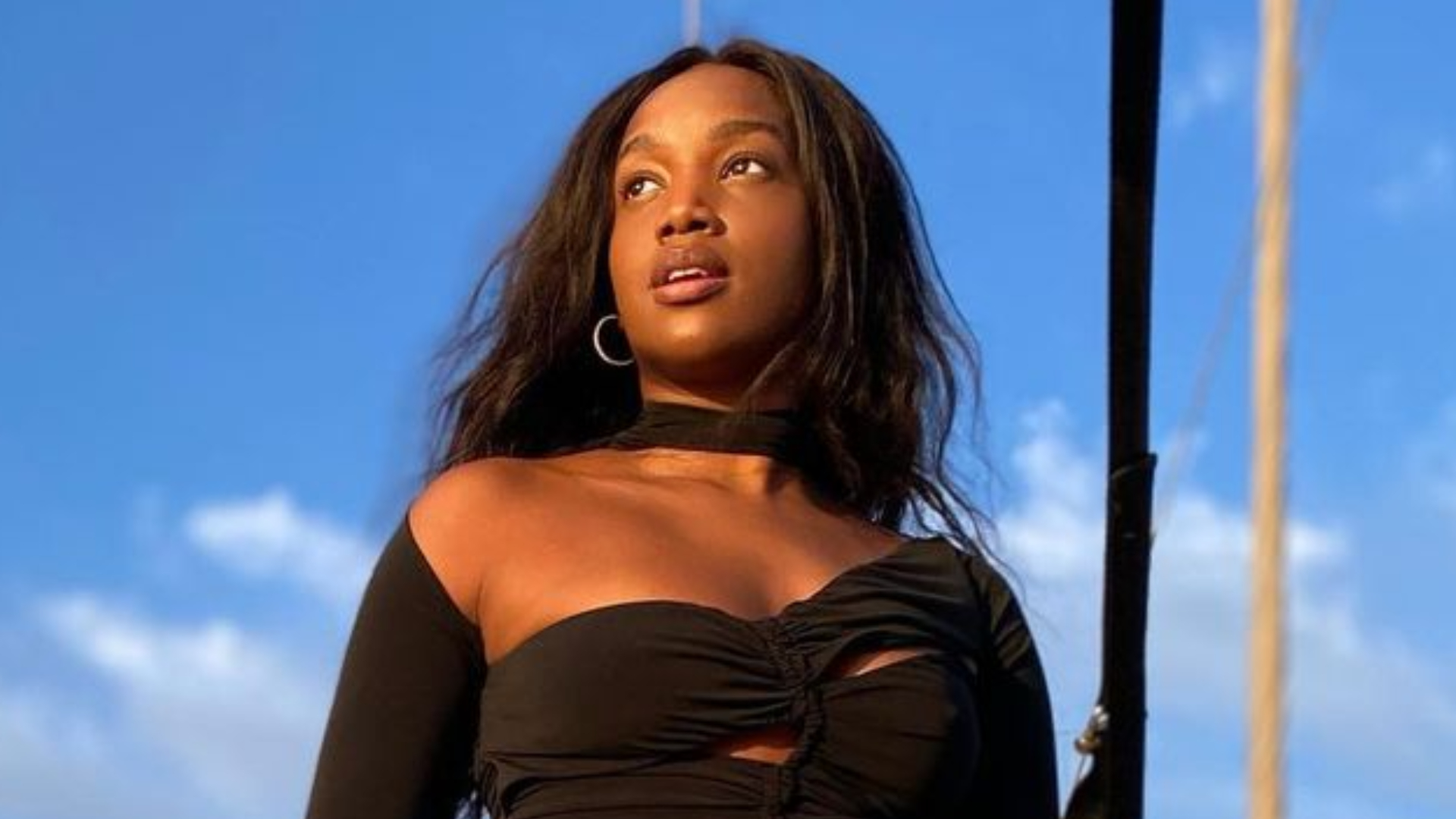 Só de blusa transparente, Iza posa ao natural e impressiona: ”Muito gata”