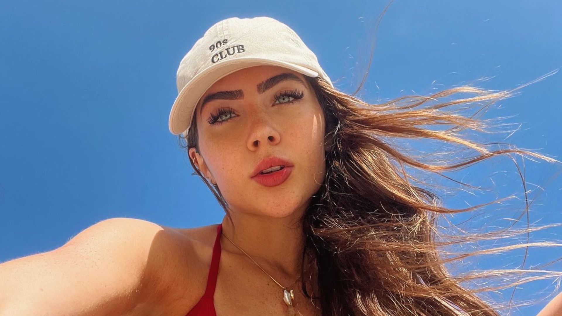 Jade Picon faz pose inusitada em foto e brinca: ”Abaporu”