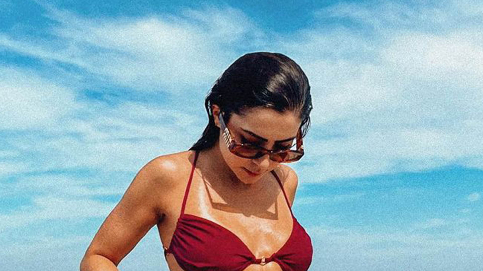 De biquíni, Jade Picon exibe a barriguinha sarada na praia