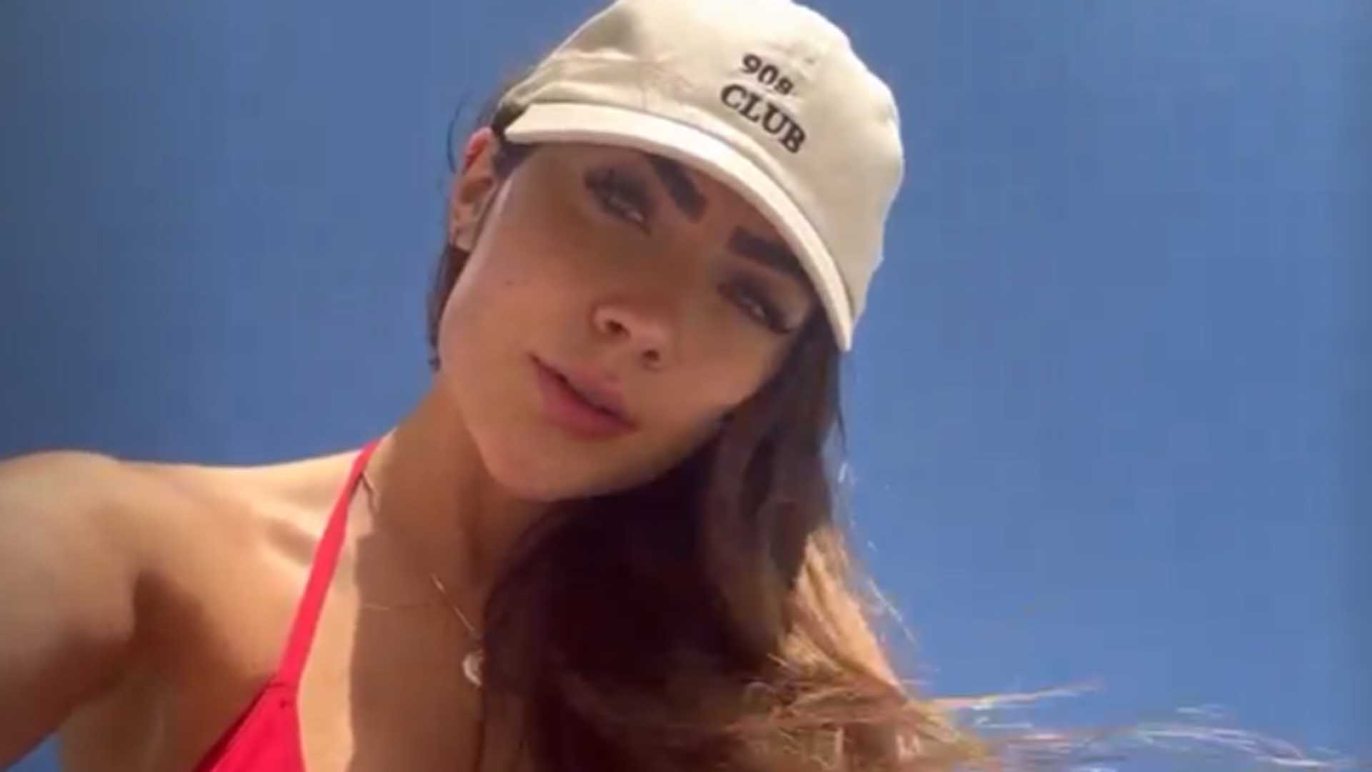 Ex-BBB Jade Picon surge só de biquíni fininho em dia na praia