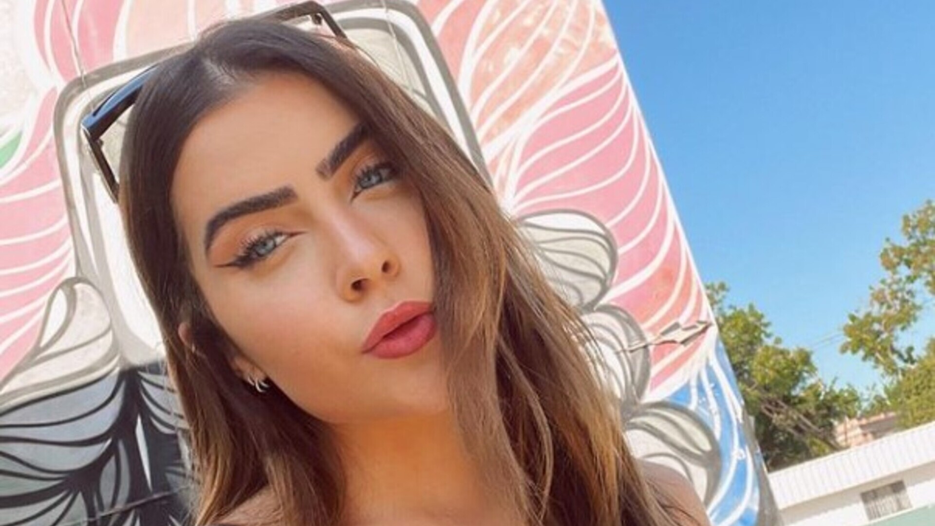 Jade Picon faz pausa nos trabalhos e aproveita dia na praia