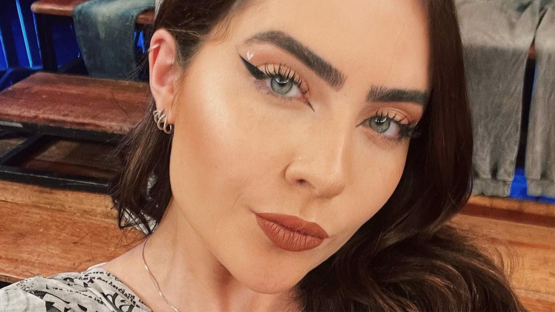 De look nude recortado, Jade Picon chama atenção ao posar com pet: ”Duas gatinhas”